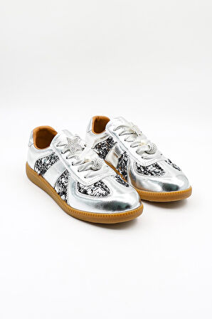 Guja İthal Bağcıklı Aksesuar Detaylı Snekar Kadın Spor Ayakkabı GJ3266 Altın