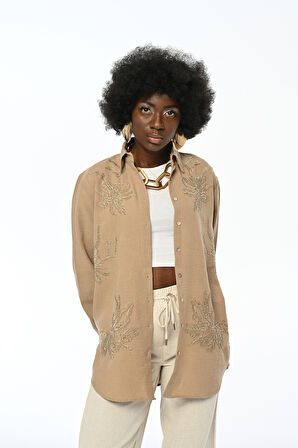 KADIN NAKIŞ İŞLEMELİ OVERSİZE KESİM DÜZ RENK GÖMLEK