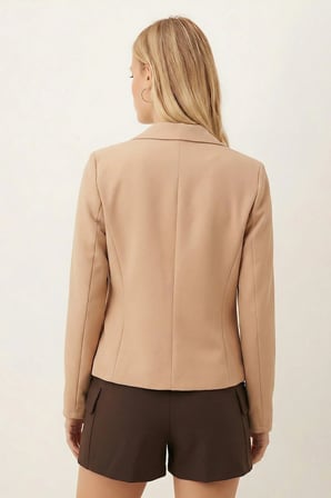 Kadın Bej Erkek Yaka Kare Cepli Crop Ceket ARM-26K001026