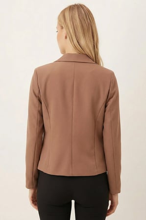 Kadın Koyu Vizon Erkek Yaka Kare Cepli Crop Ceket ARM-26K001026
