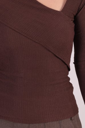 Kadın Kahve Asimetrik Yaka Uzun Kollu Bluz ARM-26K001092