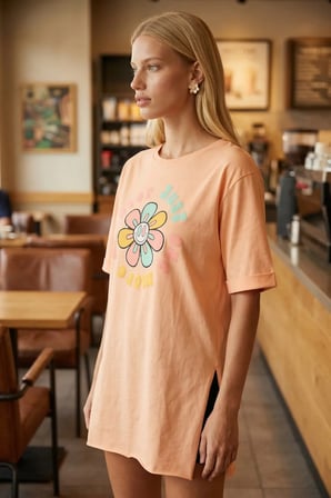 Kadın Yavruağzı Önü Çiçek Baskılı Yanları Yırtmaçlı Pamuklu T-Shirt ARM-26Y137003