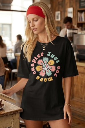 Kadın Siyah Önü Çiçek Baskılı Yanları Yırtmaçlı Pamuklu T-Shirt ARM-26Y137003
