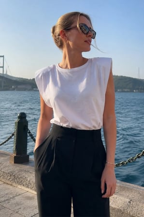 Kadın Beyaz Omuzları Vatkalı Kısa Kol T-Shirt ARM-26Y001135