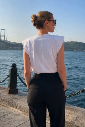 Kadın Beyaz Omuzları Vatkalı Kısa Kol T-Shirt ARM-26Y001135