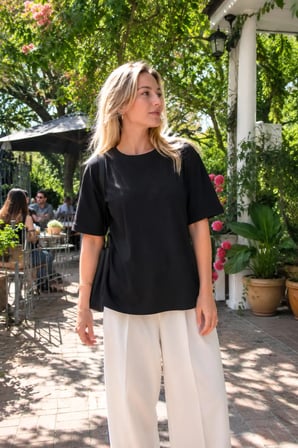 Kadın Siyah Yuvarlak Yaka Duble Kol Yanları Yırtmaçlı Pamuklu T-Shirt ARM-26Y137001