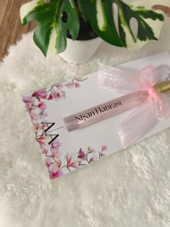 Pamuğum Atelier Pembe Zambak Detaylı İnci Tozu Karışımlı 10 ml Pembe Kolonyalı Düğün, Nikah, Nişan Hediyeliği (15 Adet)