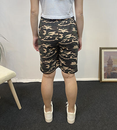 Kadın Rahat Kalıp Beli Lastikli Cepli Basklı Şort spr24srk52