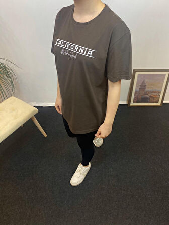 Kadın Bisiklet Yaka Oversize Fit Californıa Baskılı Tişort SPR24tsk304