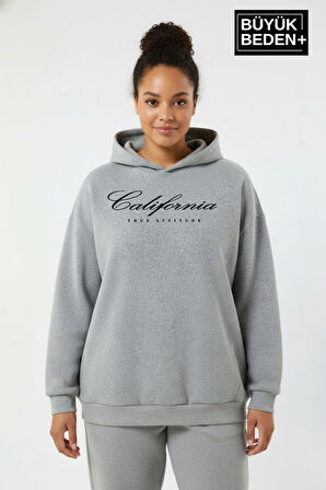 Kadın Büyük Beden Kapşonlu El Yazılı California Baskılı İnce Swatshırt SPR25BSWK959
