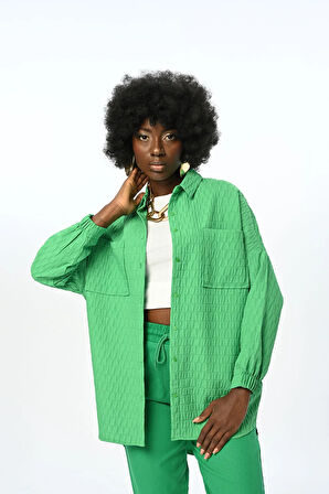 KADIN DÜZ RENK DESENLİ ÇİFT CEPLİ KOLLARI BÜZGÜLÜ OVERSİZE KESİM GÖMLEK