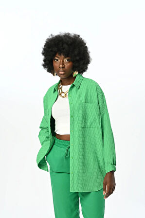 KADIN DÜZ RENK DESENLİ ÇİFT CEPLİ KOLLARI BÜZGÜLÜ OVERSİZE KESİM GÖMLEK