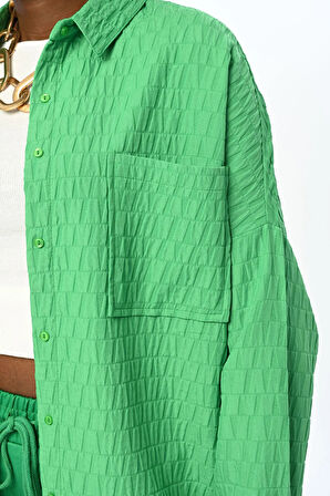 KADIN DÜZ RENK DESENLİ ÇİFT CEPLİ KOLLARI BÜZGÜLÜ OVERSİZE KESİM GÖMLEK