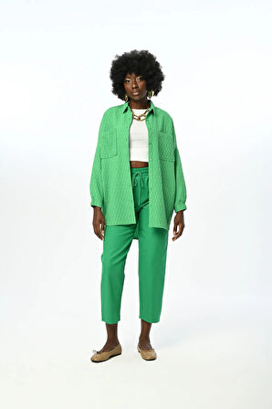 KADIN DÜZ RENK DESENLİ ÇİFT CEPLİ KOLLARI BÜZGÜLÜ OVERSİZE KESİM GÖMLEK