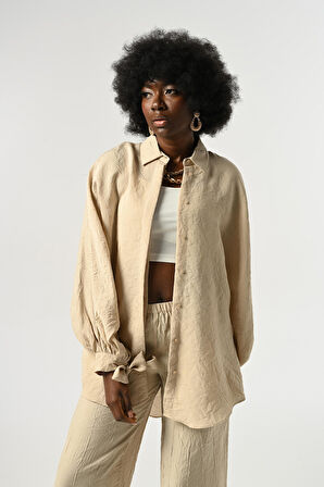 KADIN KOLLARI BAĞLAMA DETAYLI KIRIŞIK KUMAŞ DÜZ RENK OVERSİZE GÖMLEK