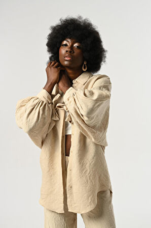 KADIN KOLLARI BAĞLAMA DETAYLI KIRIŞIK KUMAŞ DÜZ RENK OVERSİZE GÖMLEK