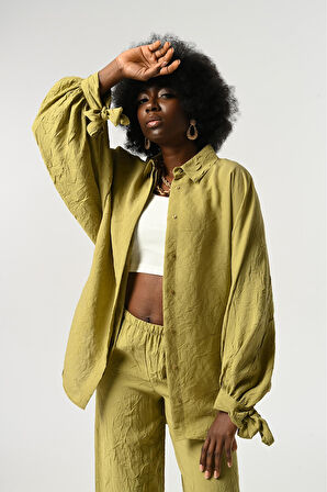 KADIN KOLLARI BAĞLAMA DETAYLI KIRIŞIK KUMAŞ DÜZ RENK OVERSİZE GÖMLEK