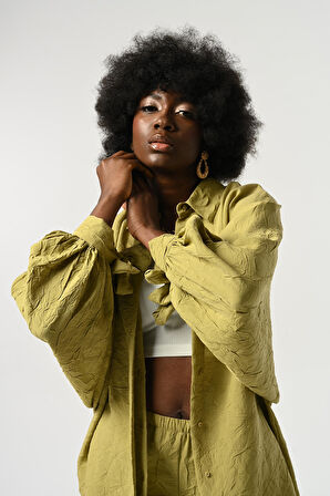 KADIN KOLLARI BAĞLAMA DETAYLI KIRIŞIK KUMAŞ DÜZ RENK OVERSİZE GÖMLEK