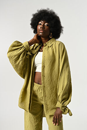 KADIN KOLLARI BAĞLAMA DETAYLI KIRIŞIK KUMAŞ DÜZ RENK OVERSİZE GÖMLEK