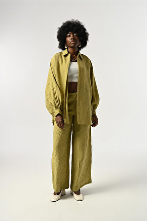 KADIN KOLLARI BAĞLAMA DETAYLI KIRIŞIK KUMAŞ DÜZ RENK OVERSİZE GÖMLEK