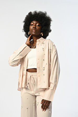 KADIN ÖNÜ TAŞ İŞLEMELİ AÇIK BEJ GÖMLEK