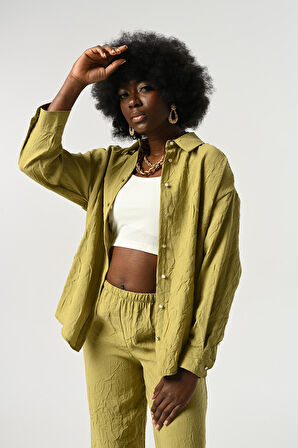 KADIN DÜĞME DETAYLI KIRIŞIK KUMAŞ DÜZ RENK GÖMLEK