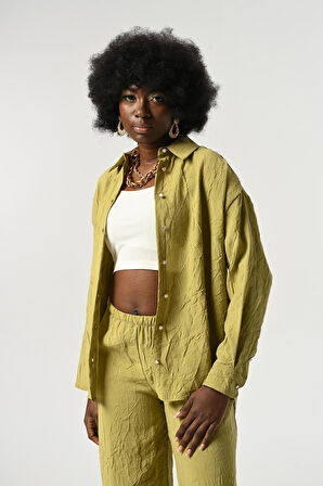 KADIN DÜĞME DETAYLI KIRIŞIK KUMAŞ DÜZ RENK GÖMLEK