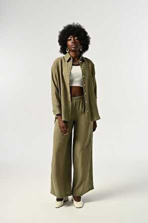 KADIN DÜĞME DETAYLI KIRIŞIK KUMAŞ DÜZ RENK GÖMLEK