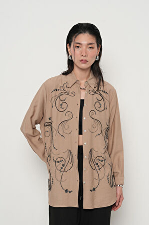 KADIN ÖNÜ BONCUK İŞLEMELİ OVERSİZE KESİM DÜZ RENK GÖMLEK