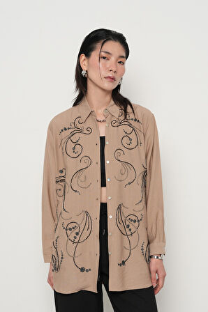 KADIN ÖNÜ BONCUK İŞLEMELİ OVERSİZE KESİM DÜZ RENK GÖMLEK