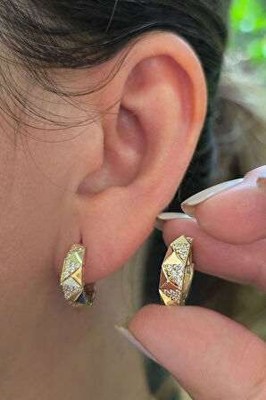 Altın Taşlı Piramit 1.5 Cm Halka Günlük Küpe