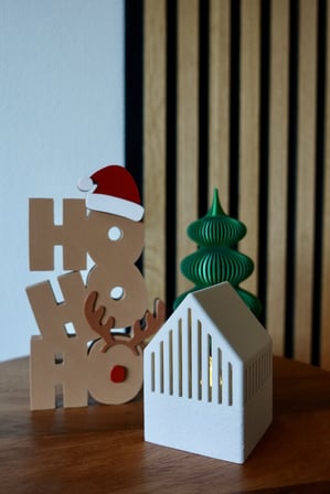 Ho Ho Ho Yazılı Noel Baba Şapkalı Ren Geyikli Dekoratif Yılbaşı Kelime Süsü