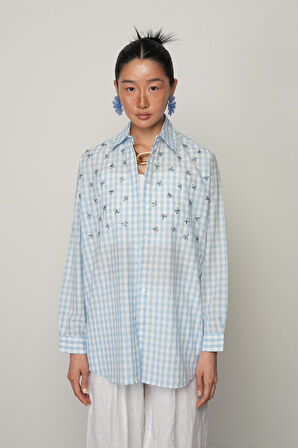 KADIN ÖNÜ TAŞ İŞLEMELİ MAVİ RENK EKOSE DESENLİ OVERSİZE GÖMLEK