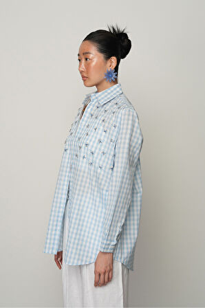 KADIN ÖNÜ TAŞ İŞLEMELİ MAVİ RENK EKOSE DESENLİ OVERSİZE GÖMLEK