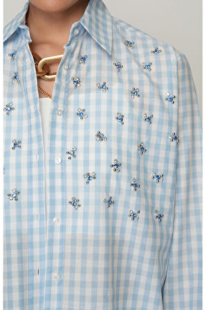 KADIN ÖNÜ TAŞ İŞLEMELİ MAVİ RENK EKOSE DESENLİ OVERSİZE GÖMLEK