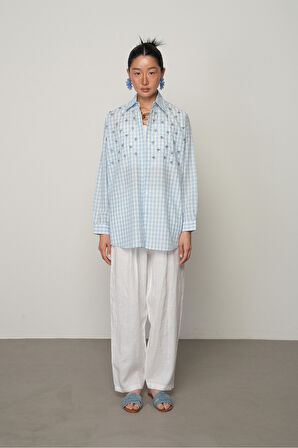 KADIN ÖNÜ TAŞ İŞLEMELİ MAVİ RENK EKOSE DESENLİ OVERSİZE GÖMLEK