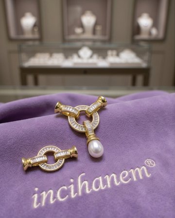 incihanem ® Alya Parıltısı Baget Taşlı İnci Takımı Kilit Aparat Seti (Kolye & Bileklik)