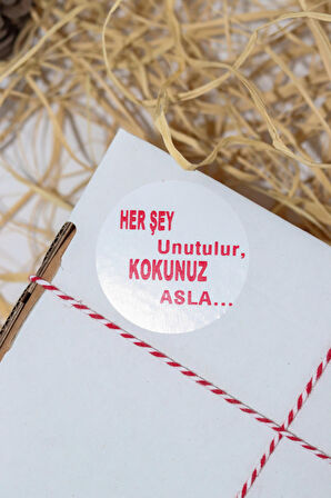 Herşey Unutulur Kokunuz Asla Beyaz 50 mm Yuvarlak Yapışkanlı Sticker Etiket 100 Adet