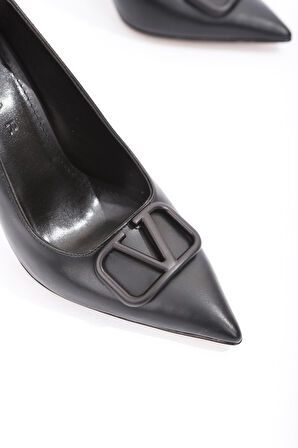 SİVRİ BURUN TOKA DETAYLI TOPUKLU AYAKKABI