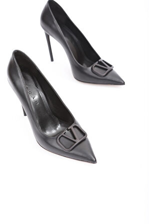 SİVRİ BURUN TOKA DETAYLI TOPUKLU AYAKKABI