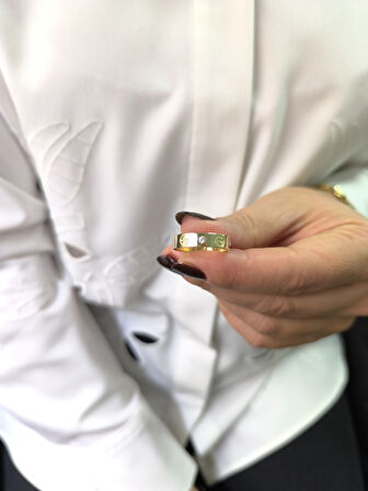 Taş Atlamalı Tasarım Altın Vida Yüzük