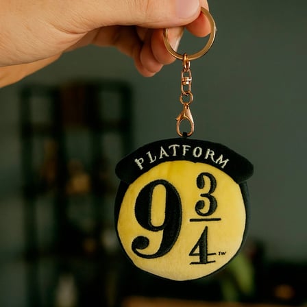 Harry Potter Lisanslı Platform 9 ¾ Peluş Çanta Süsü ve Anahtarlık – Yumuşak Dokulu İkonik Aksesuar