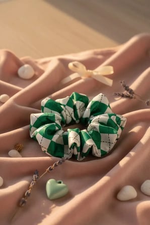Harry Potter Lisanslı Slytherin Saç Lastiği – Yeşil ve Gümüş Desenli Esnek Lastik Toka Aksesuarı