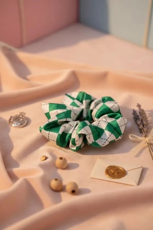 Harry Potter Lisanslı Slytherin Saç Lastiği – Yeşil ve Gümüş Desenli Esnek Lastik Toka Aksesuarı