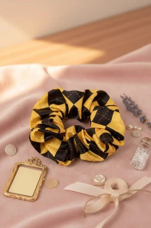 Harry Potter Lisanslı Hufflepuff Saç Lastiği – Sarı ve Siyah Desenli Esnek Lastik Toka Aksesuarı