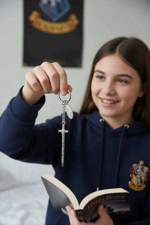 Harry Potter Lisanslı Gryffindor Kılıcı Hortkuluk Anahtarlık – Metal Çinko Alaşım Taşlı 13,4 Cm