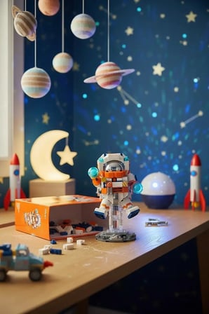 Miniso Lisanslı Havacılık Serisi Astronot Figürü – Parça Birleştirme Özellikli Eğitici ve Dekoratif Oyun Seti 21,5 Cm