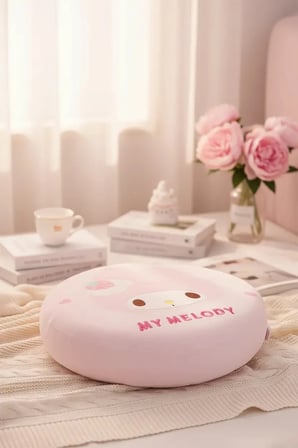 Sanrio Lisanslı My Melody Hafızalı 40 Cm Şekerleme Yastığı – PU Dolgulu Boyun Destekli Yumuşak Uyku ve Dekoratif Yastık