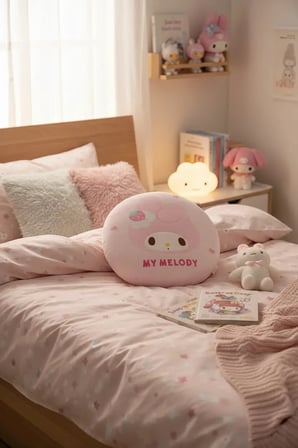 Sanrio Lisanslı My Melody Hafızalı 40 Cm Şekerleme Yastığı – PU Dolgulu Boyun Destekli Yumuşak Uyku ve Dekoratif Yastık