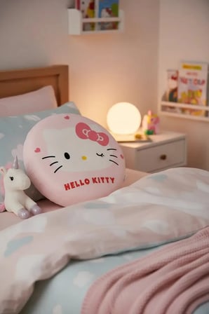 Sanrio Lisanslı Hello Kitty Hafızalı Şekerleme Yastığı – Visco PU Dolgulu Boyun Destekli Yumuşak Uyku ve Dekoratif Yastık 40 Cm